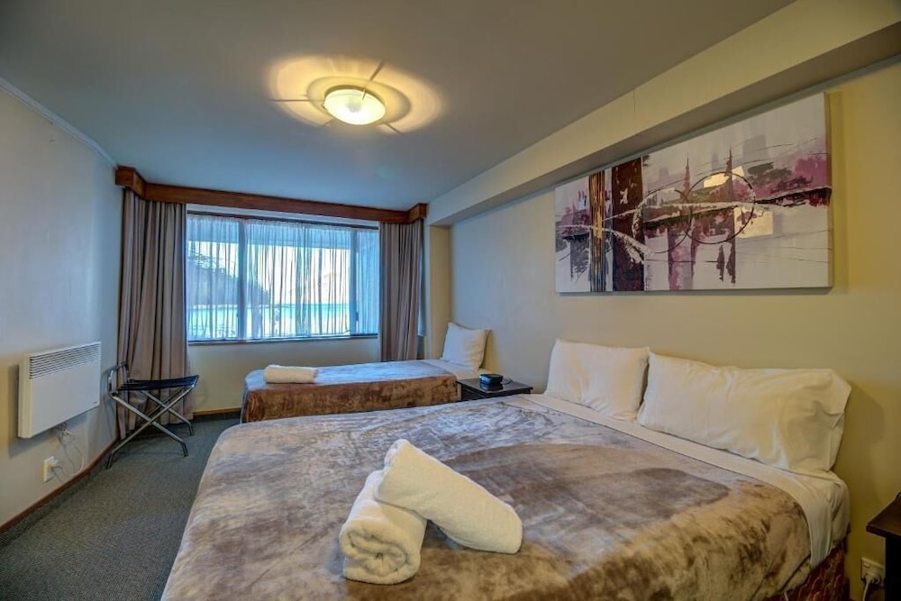 3 BEDROOMS, EXECUTIVE, SUITE, LAKE VIEW