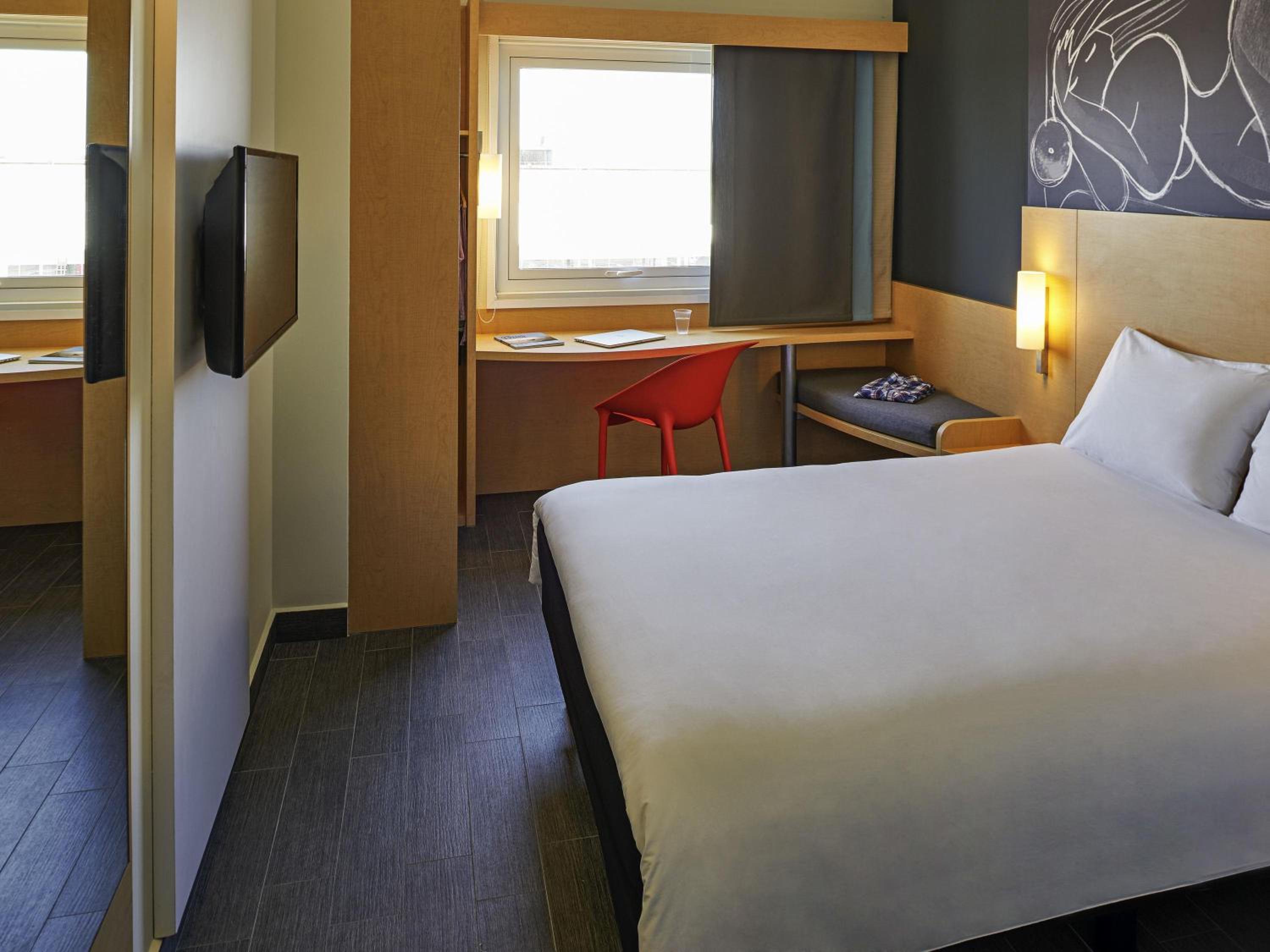 Standard, Queen Bed