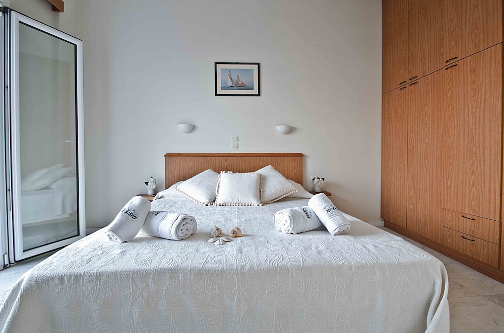 FAMILY, DOUBLE BED, PARTIAL OCEAN VIEW
