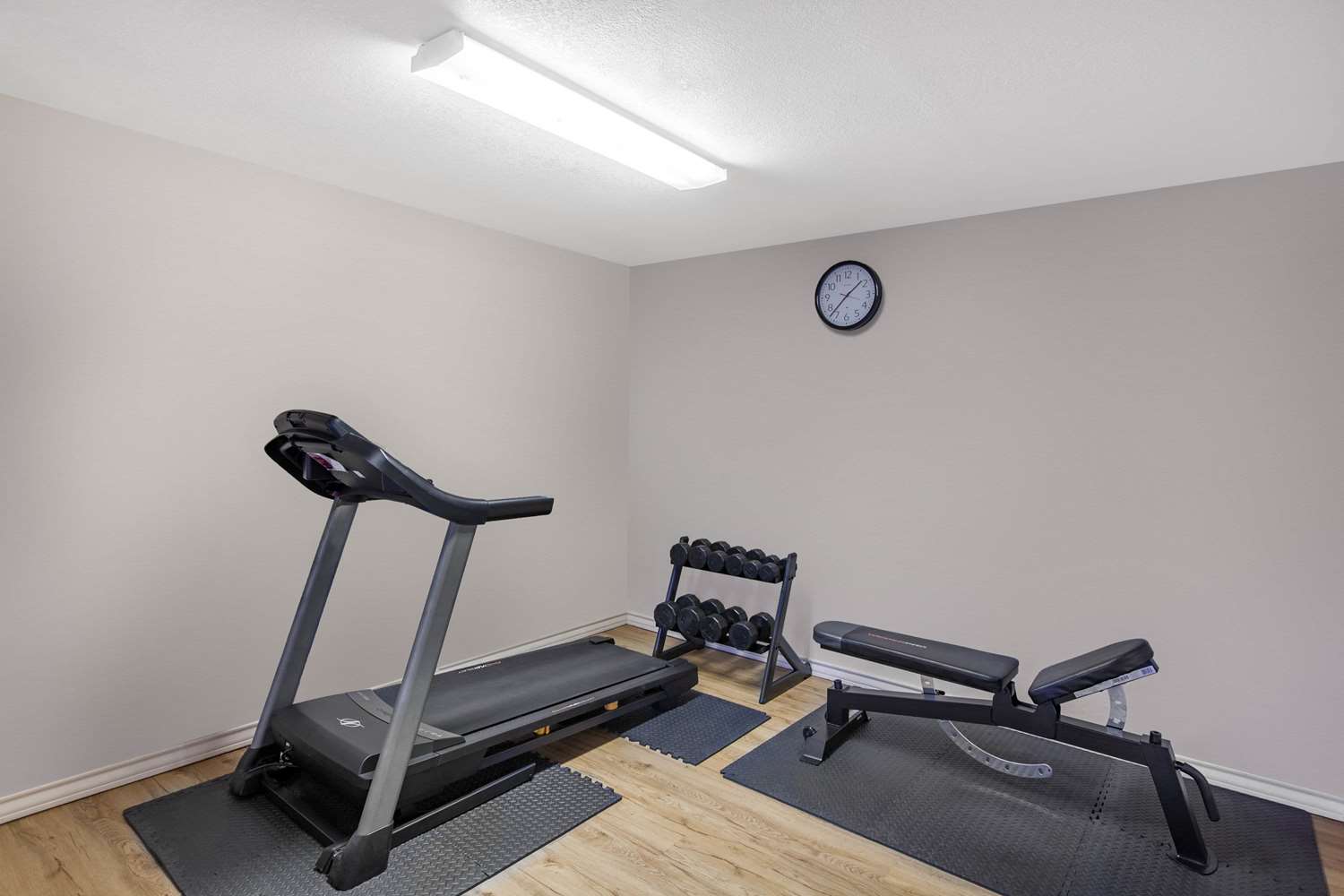 Days Inn & Suites by Wyndham Braunig Lake 10/22