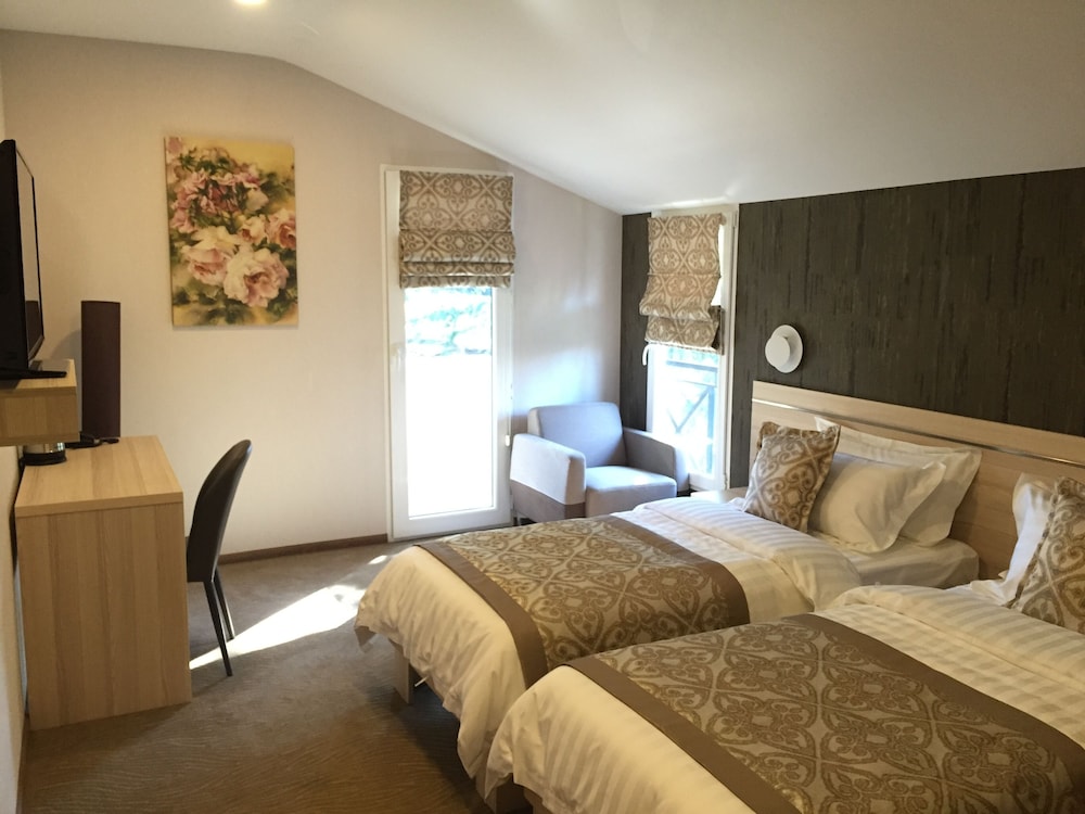 DELUXE, DOUBLE OR TWIN BED