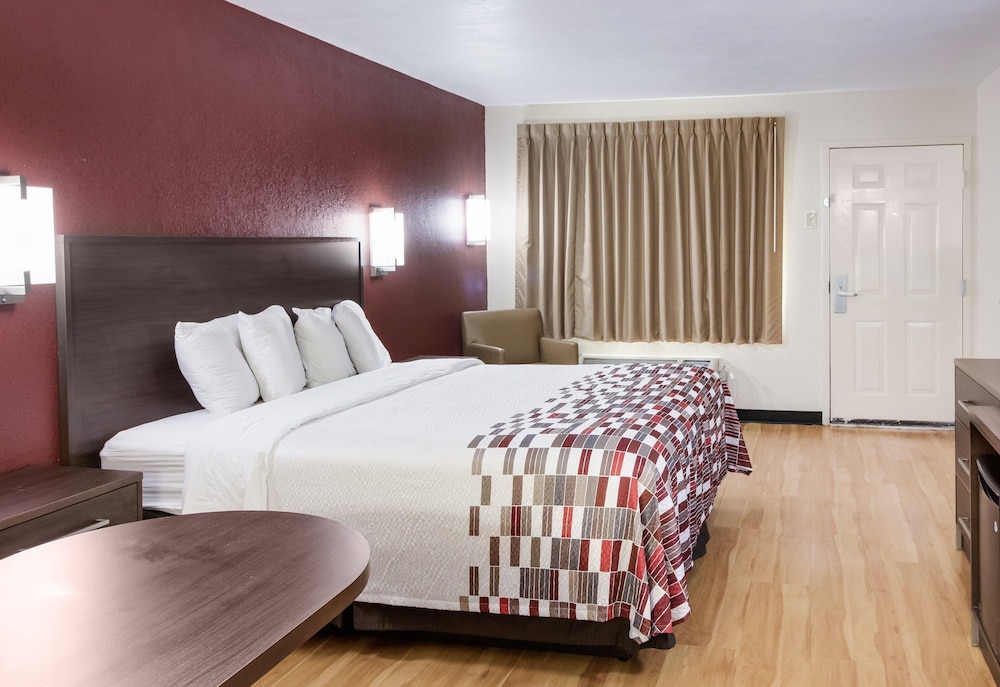 Red Roof Inn & Suites Commerce 18/33