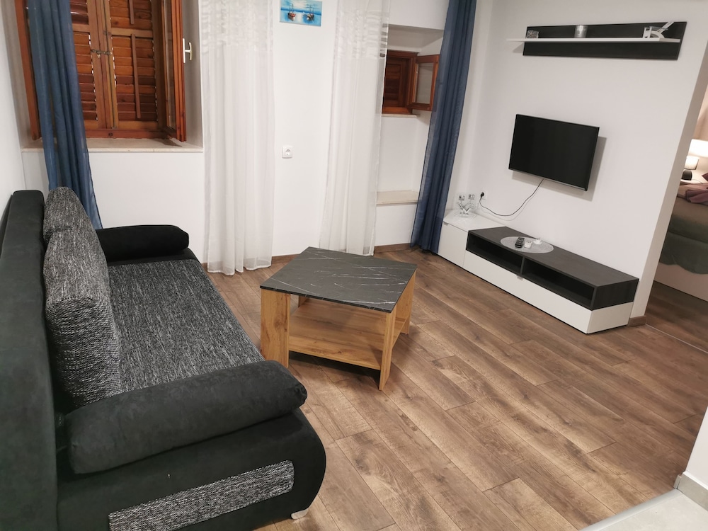 M & J Central Suites 22/50