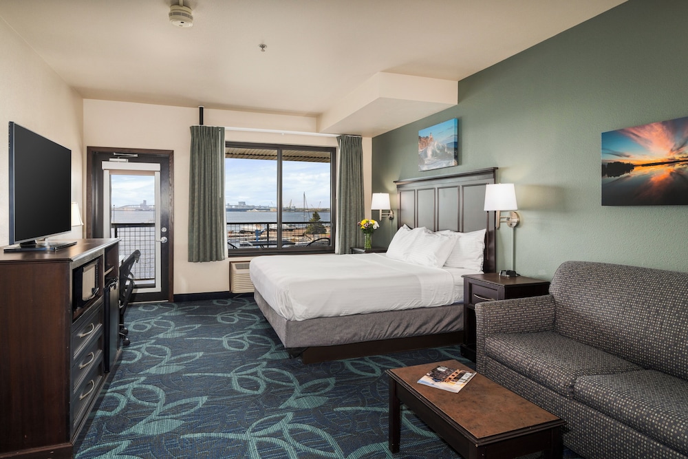 غرفة بسرير كينج بإطلالة على المرفأ مع أريكة، Park Point Marina Inn 6/9