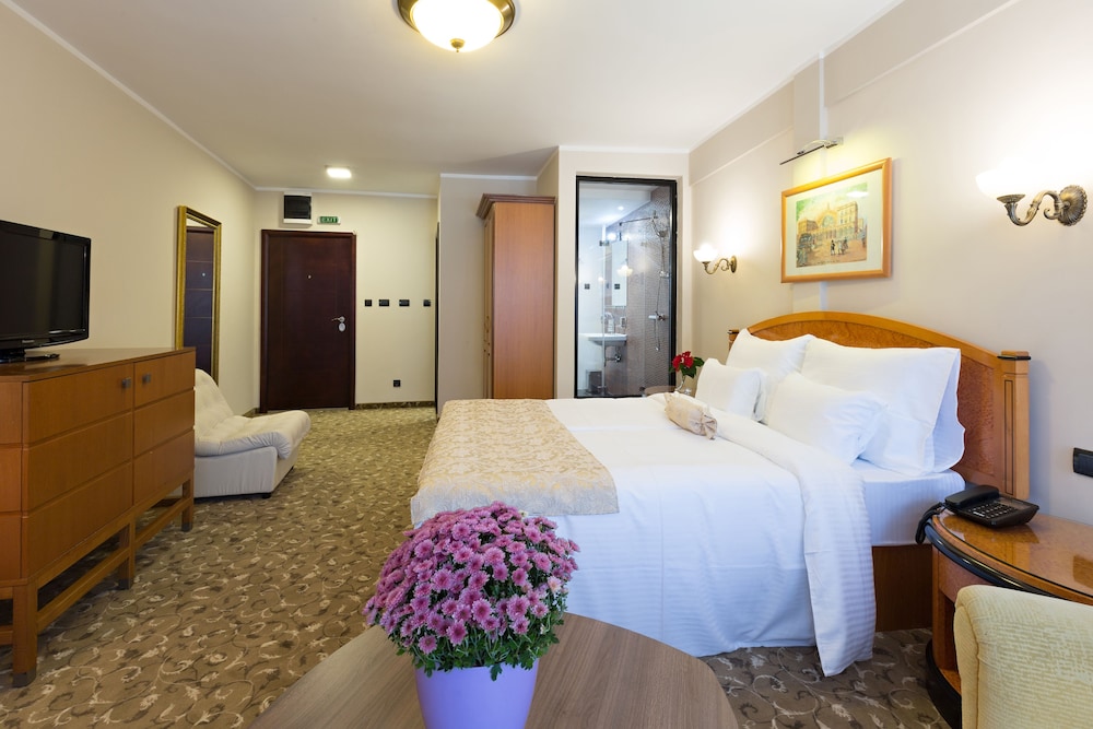 DELUXE, KING BED