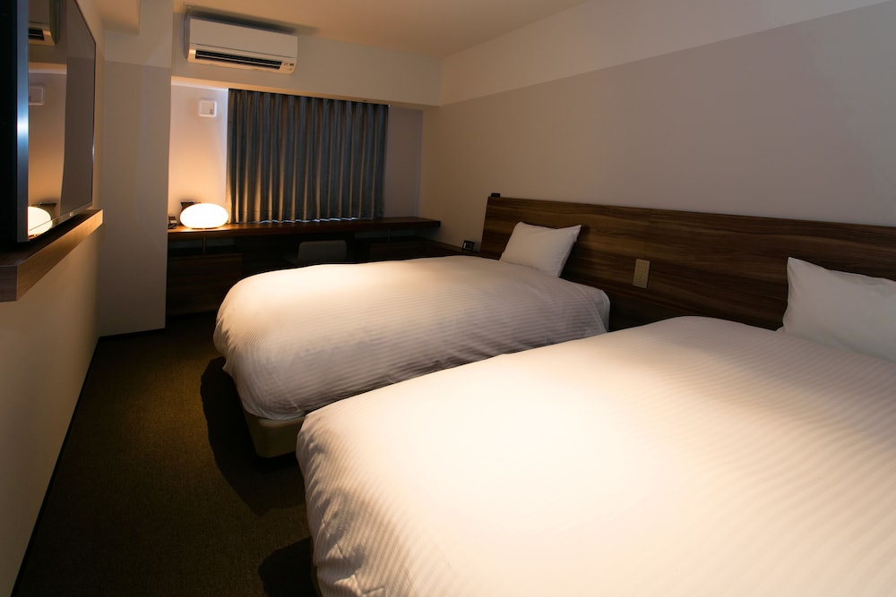 ROOM, TWIN BEDS