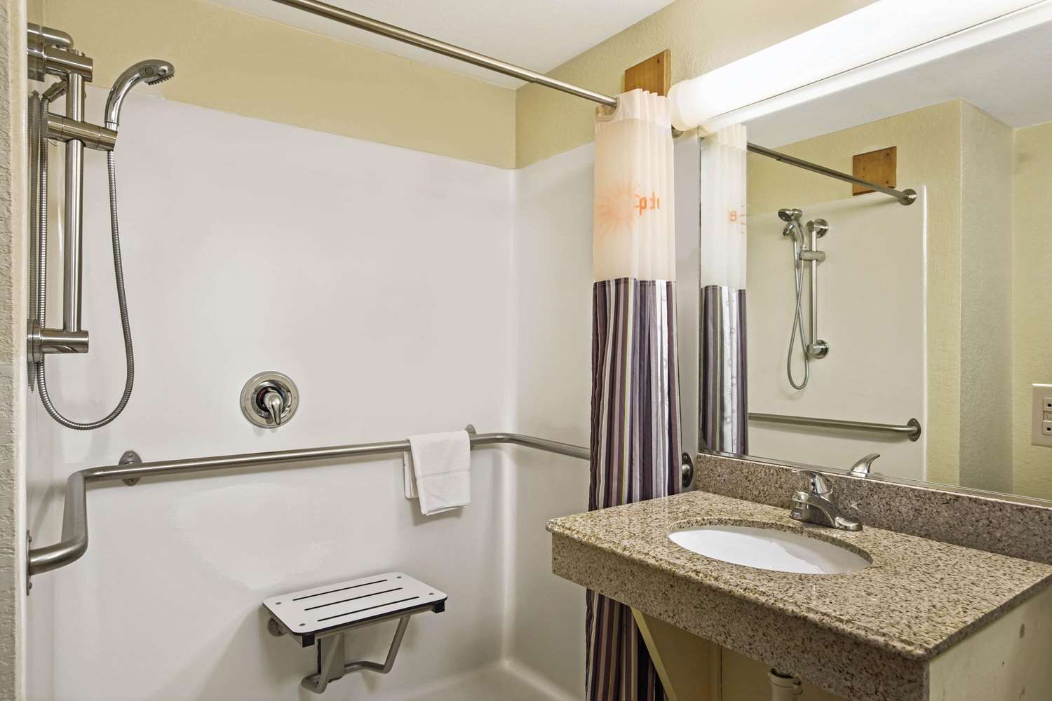 La Quinta Inn Suites Salina 56/57