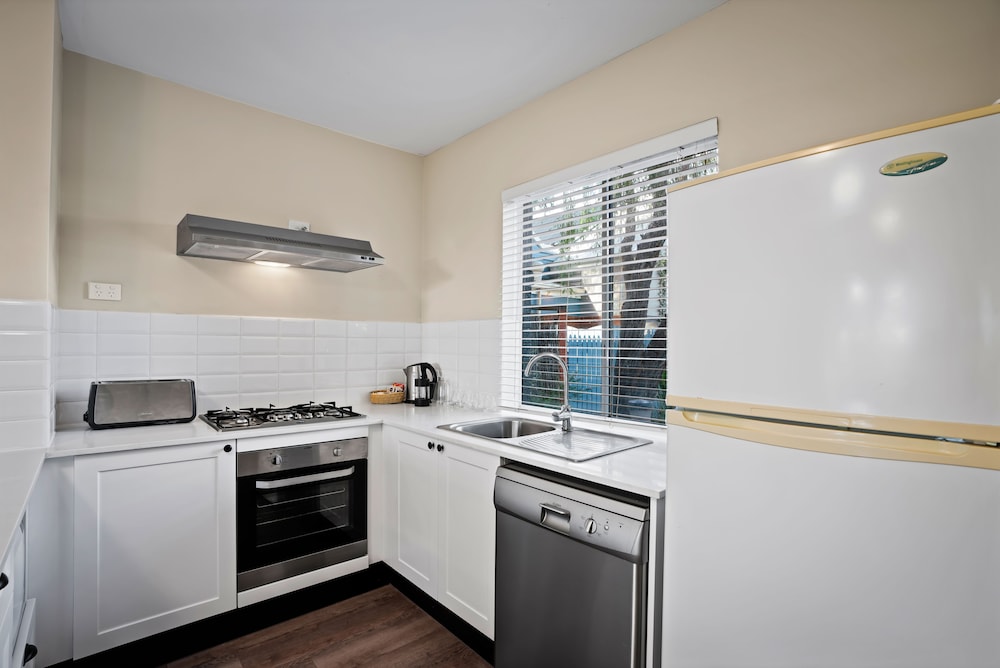 2 Bedrooms, Villa, King and Twin Beds, Beach Front، Broadwater Beach Resort Busselton 7/10