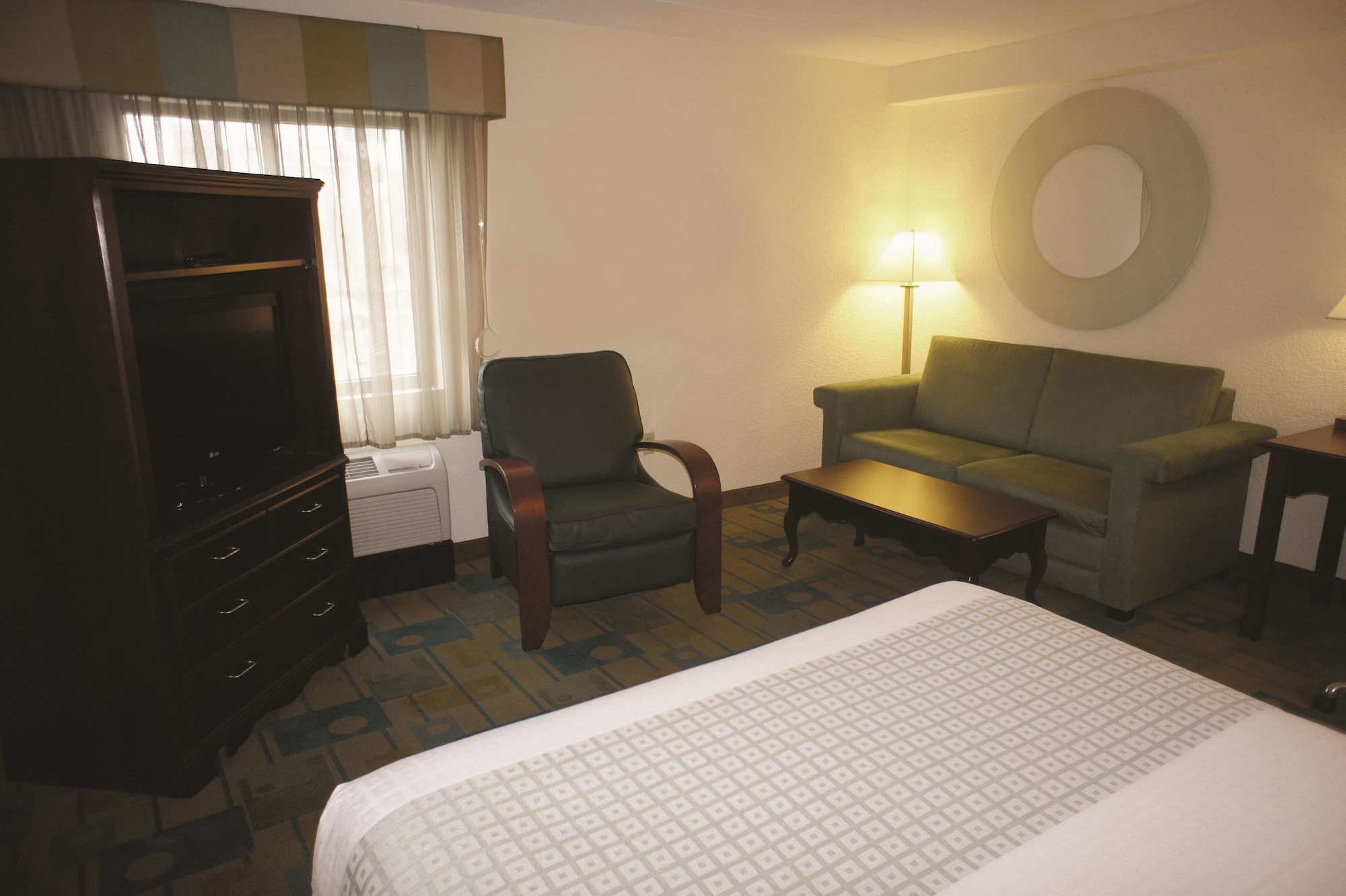 غرفة بسرير كوين لذوي الإعاقة، La Quinta Inn & Suites by Wyndham Boston Somerville 3/4