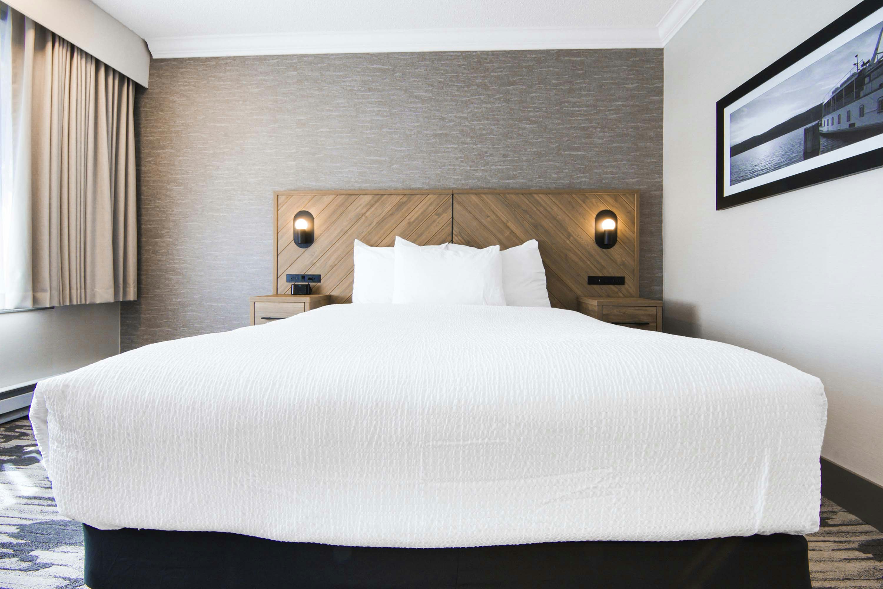 Standard, Queen Bed, Atrium Building، Sandman Hotel Kelowna 3/4