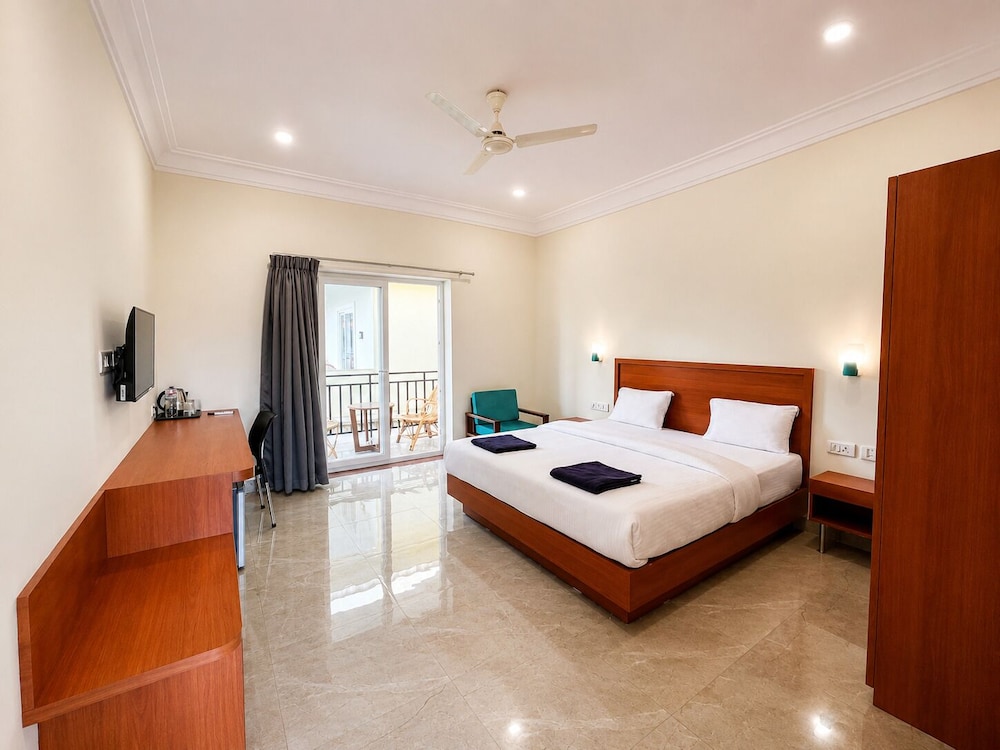 Deluxe, King Bed, Garden View, Pool Side