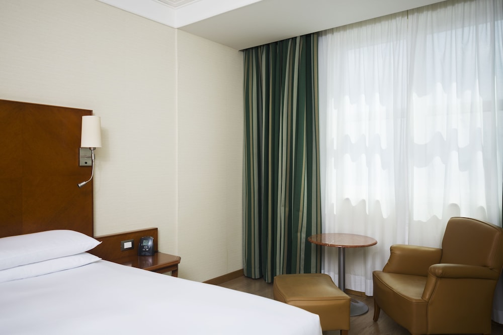 ROOM, KING BED