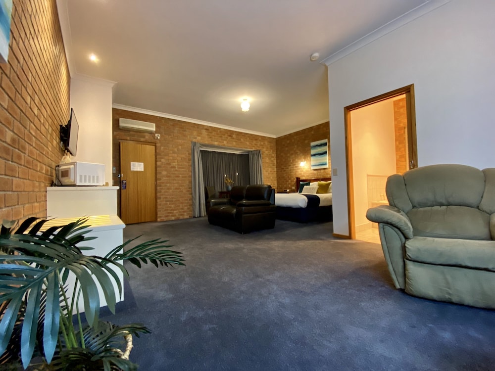 Coastal Waters Motor Inn 54/73