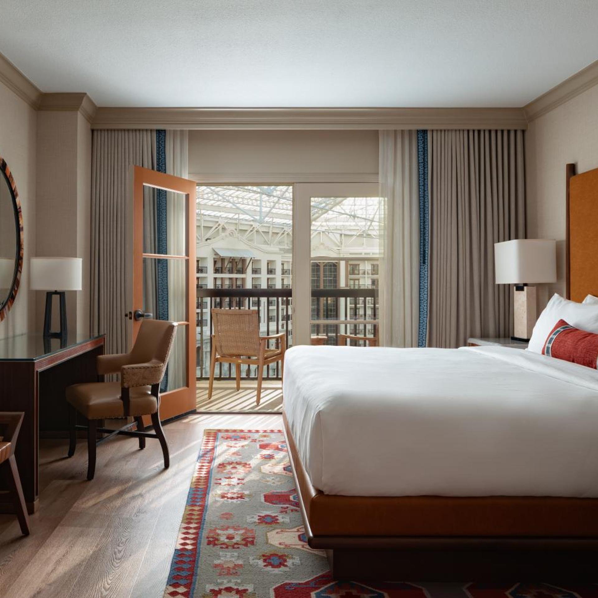 Room, King Bed, Partial Atrium View, Accessible
