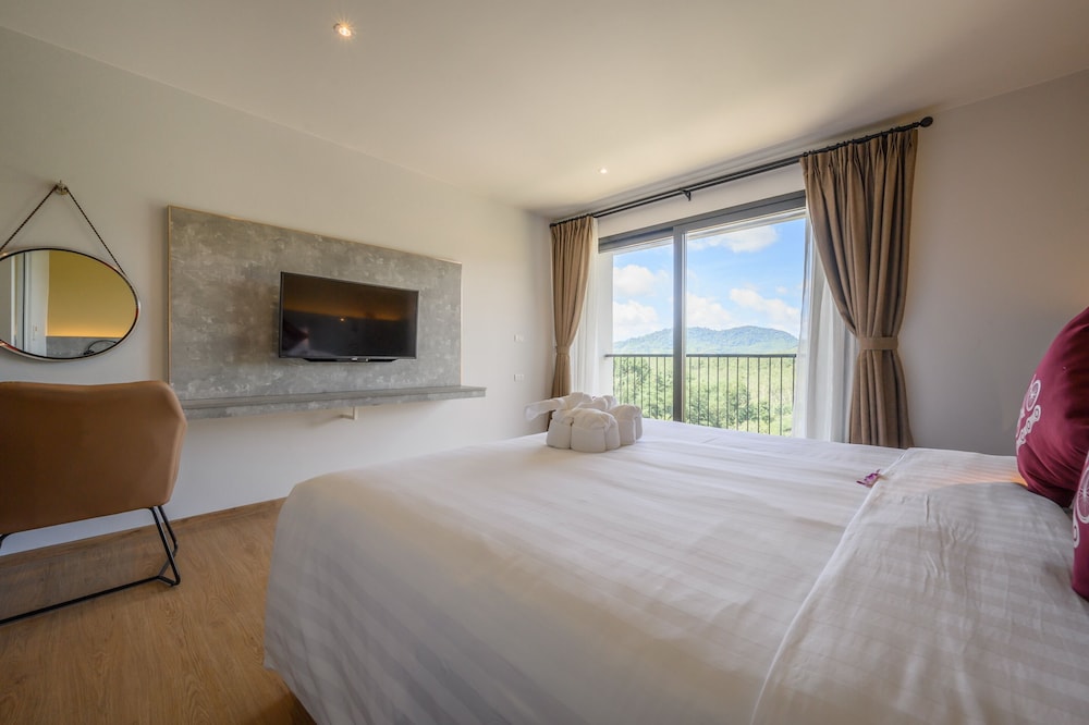Tour De Phuket Hotel 11/71