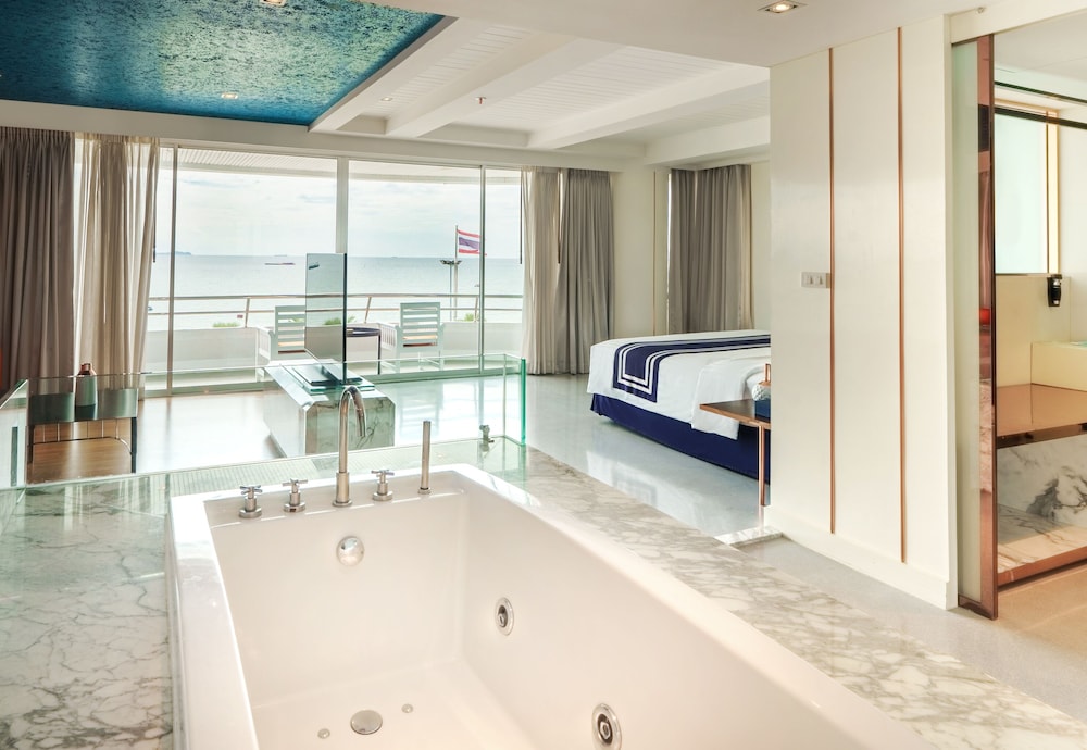 The Cruise Hotel 40/50