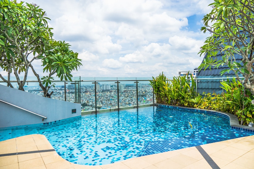 Ami Splendid Rooftop Pool 8/50