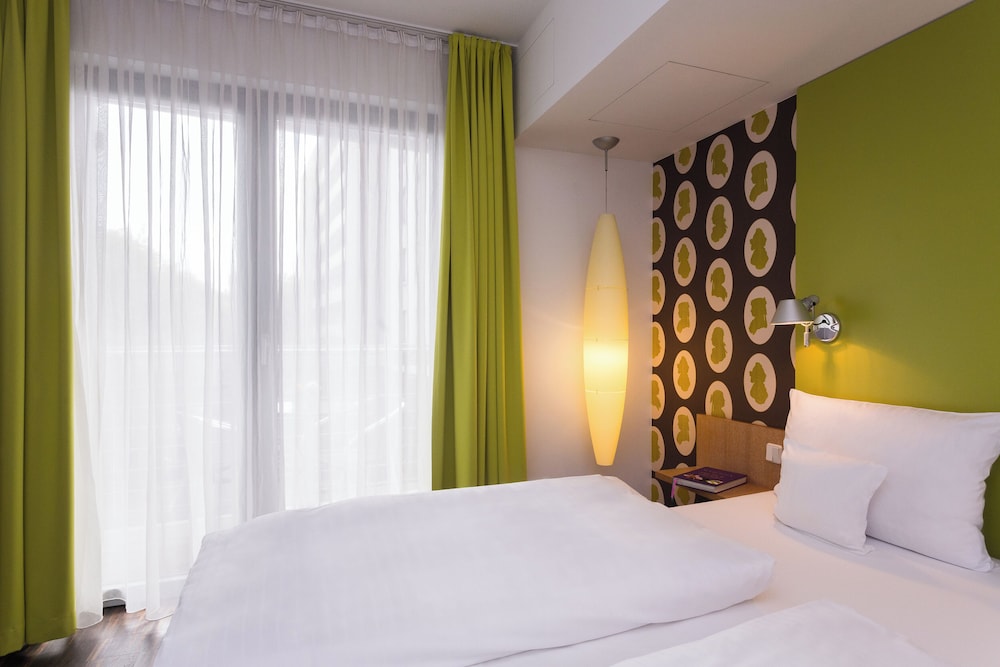 ROOM, DOUBLE BED