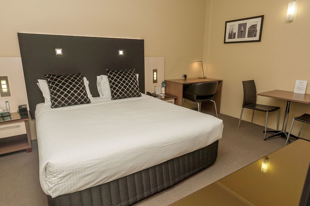 STUDIO, KING BED, KITCHENETTE
