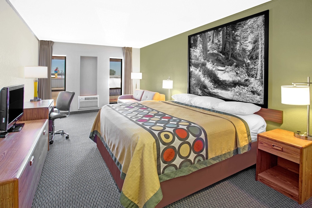 Super 8 by Wyndham Windsor/Madison North 14/28