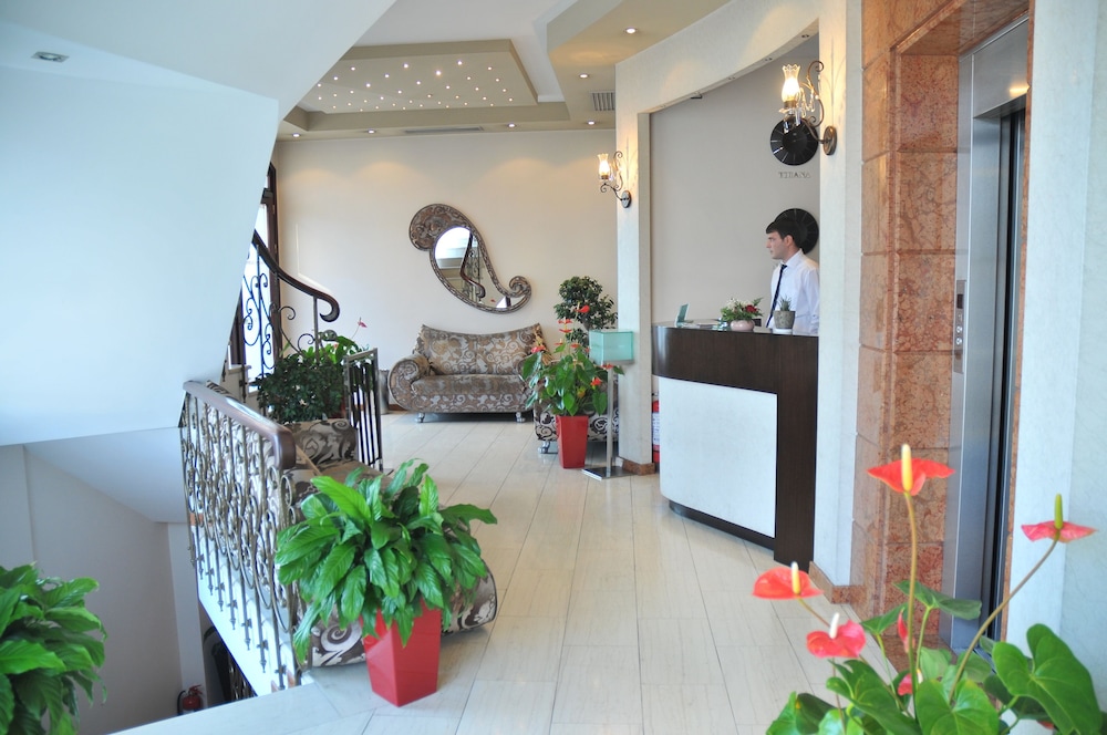 Monarc Hotel 12/58