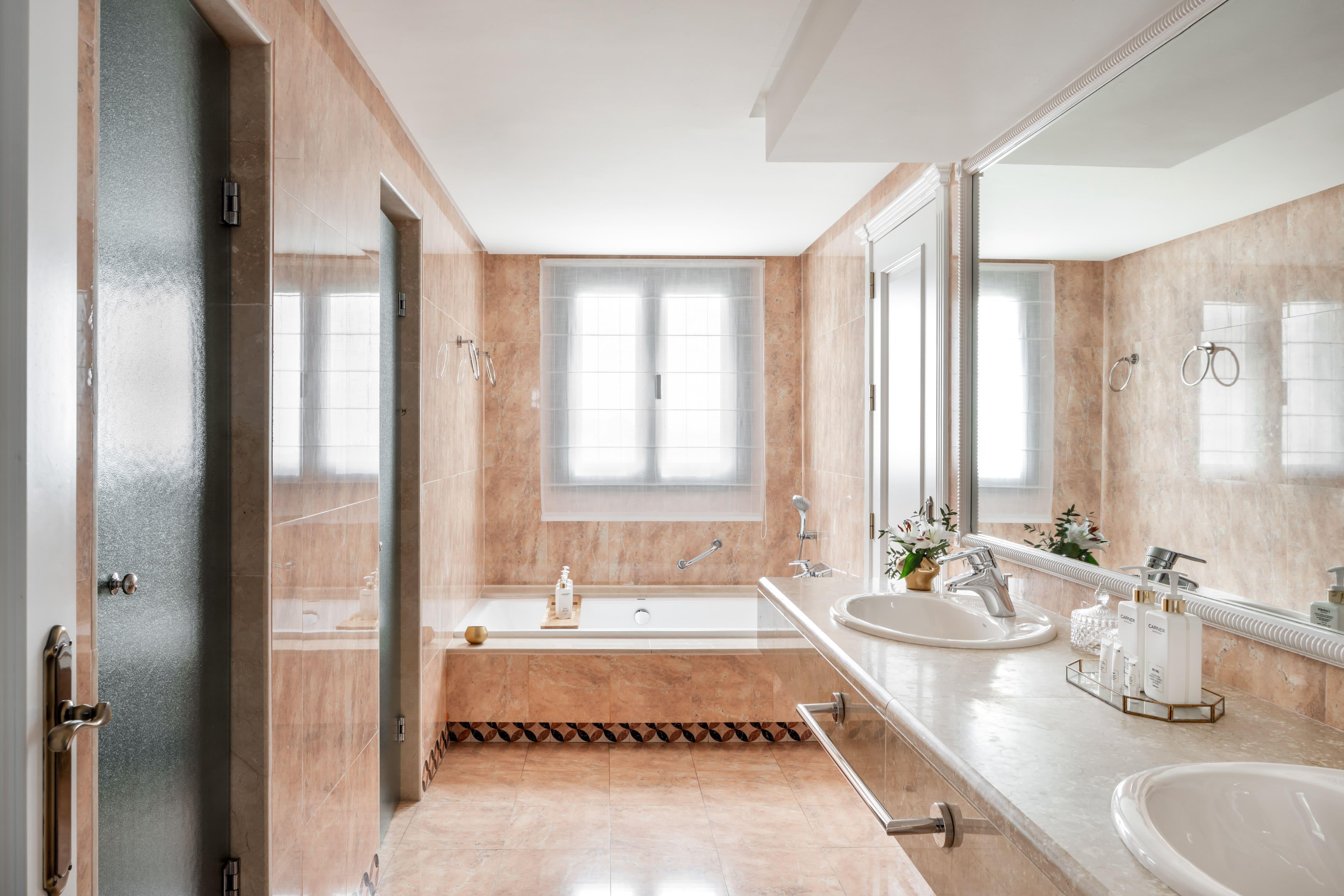 2 Bedrooms, Red Level, Royal, Suite