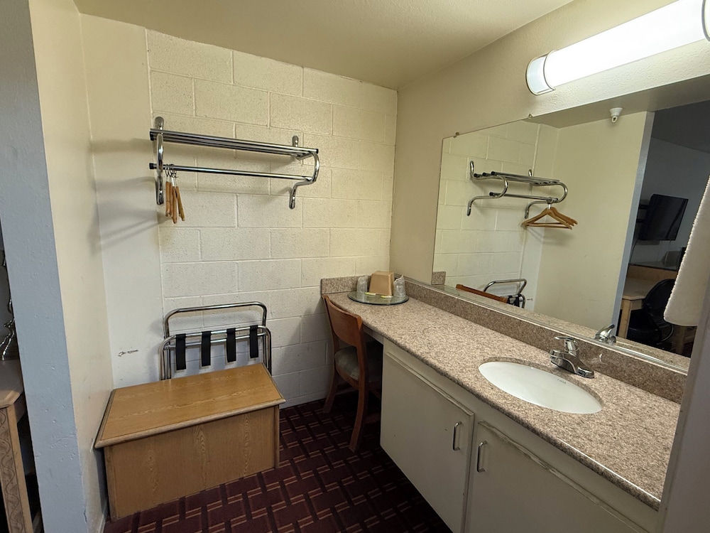 New Budget Inn 37/44