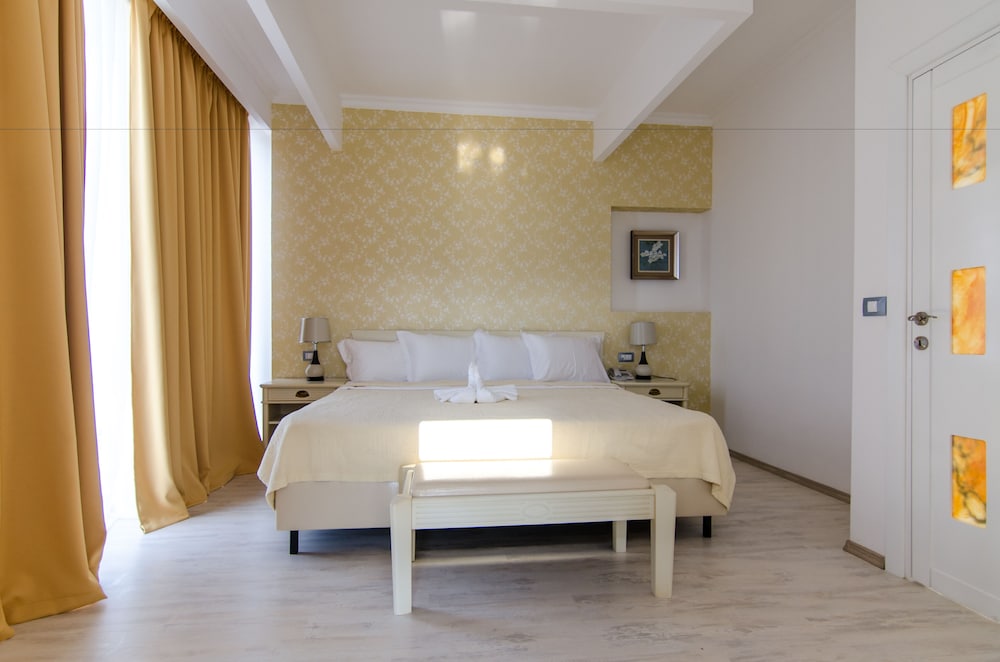 Phoenicia Luxury 16/55