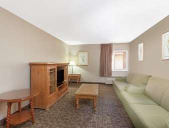 Ramada by Wyndham Fresno North 22/43