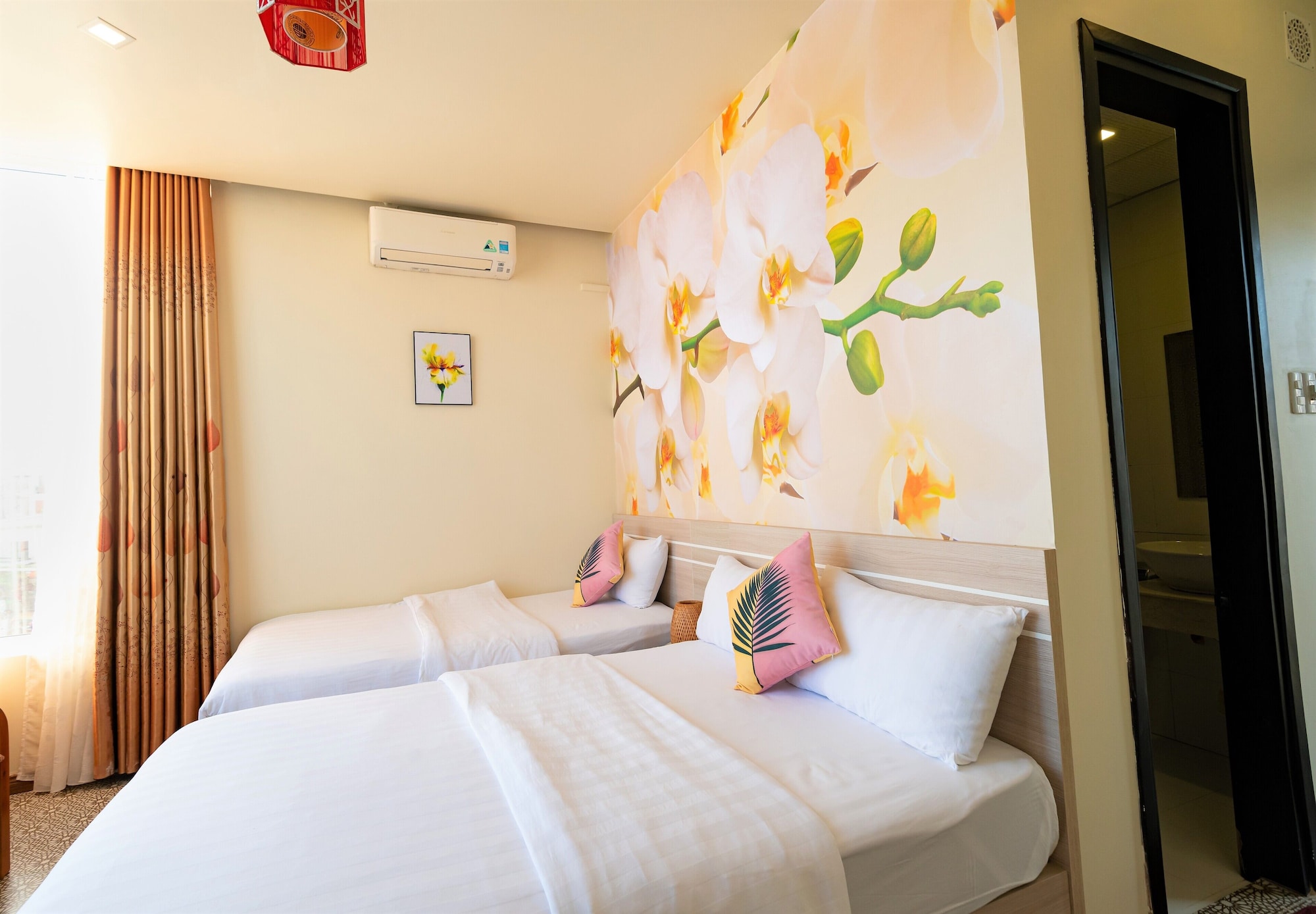 DELUXE, TWIN BEDS, CITY VIEW