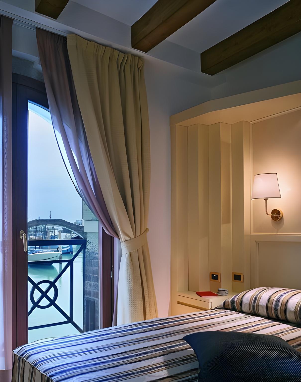 ROOM, SINGLE