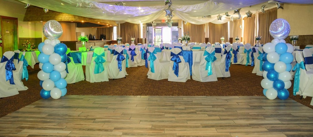 Columbus Grand Hotel and Banquet Center 30/33