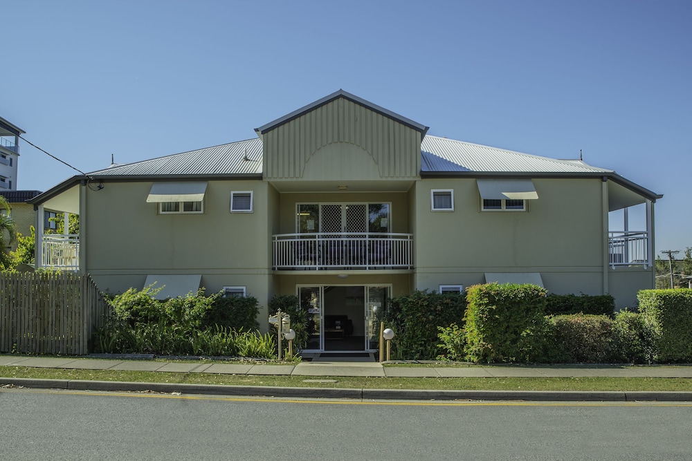 CHERMSIDE COURT MOTEL 4/25