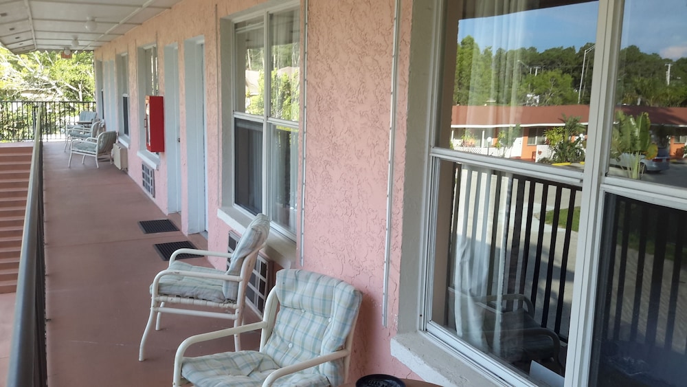 Conty Apos S Motel 12/61