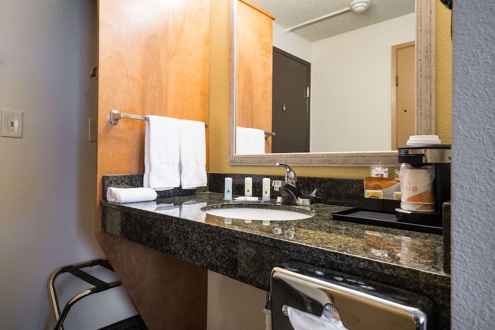 غرفة بسرير كوين لذوي الإعاقة، Quality Inn & Suites Silverdale Bangor-Keyport 8/8