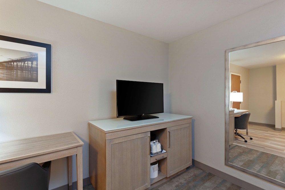 Hampton Inn and Suites Hermosa Beach 42/43