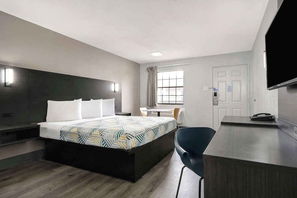 DELUXE, KING BED, ACCESSIBLE