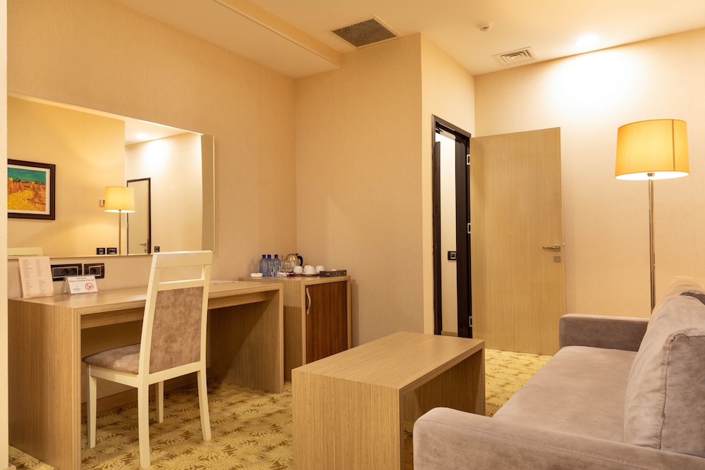 West Shine Hotel 42/48