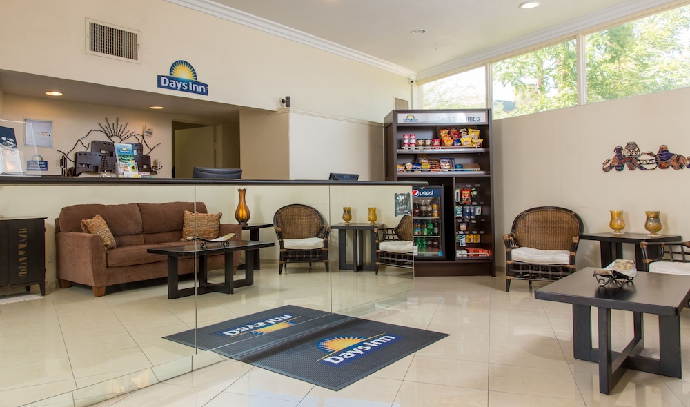 Days Inn by Wyndham Palm Springs 17/25