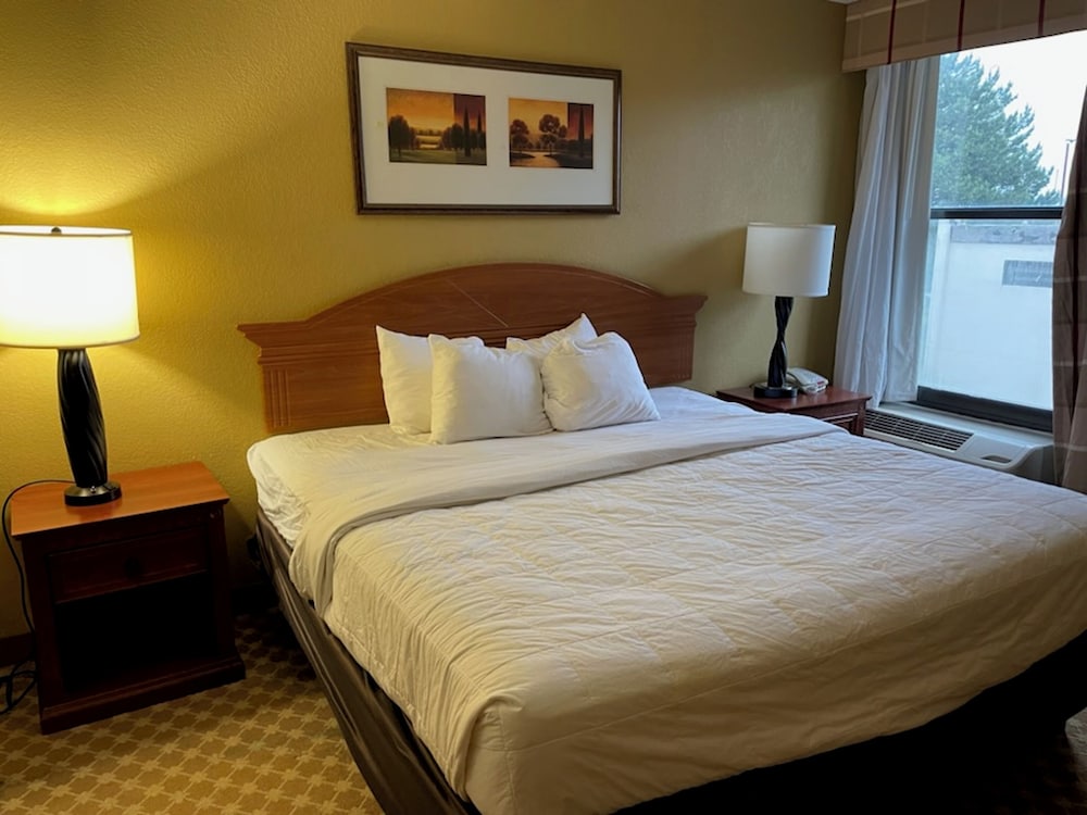 Quality Inn and Suites Saginaw, MI 21/47