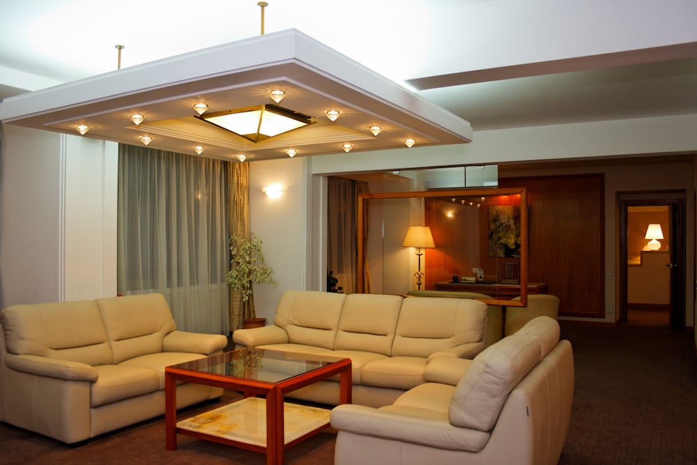 Aro Palace 22/50