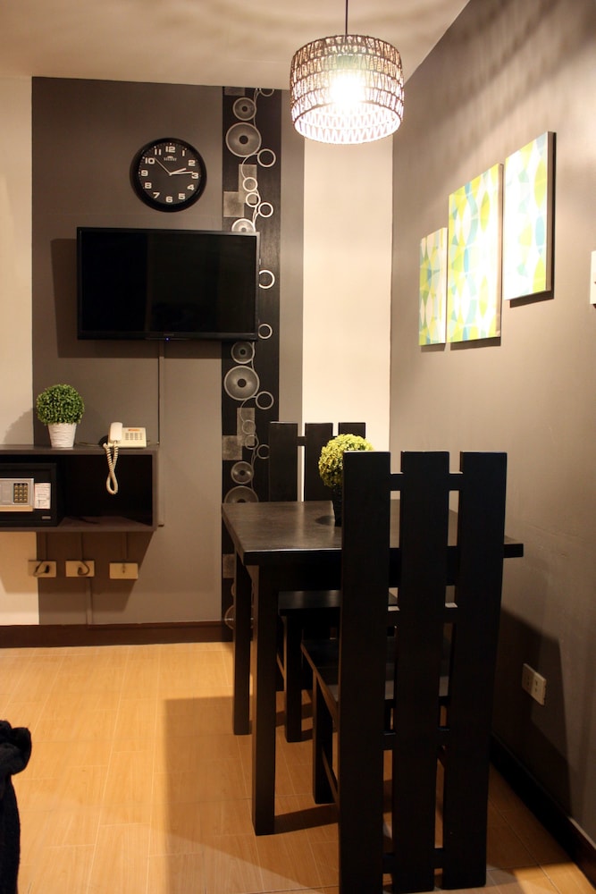 Frederick's Apartelle 35/52