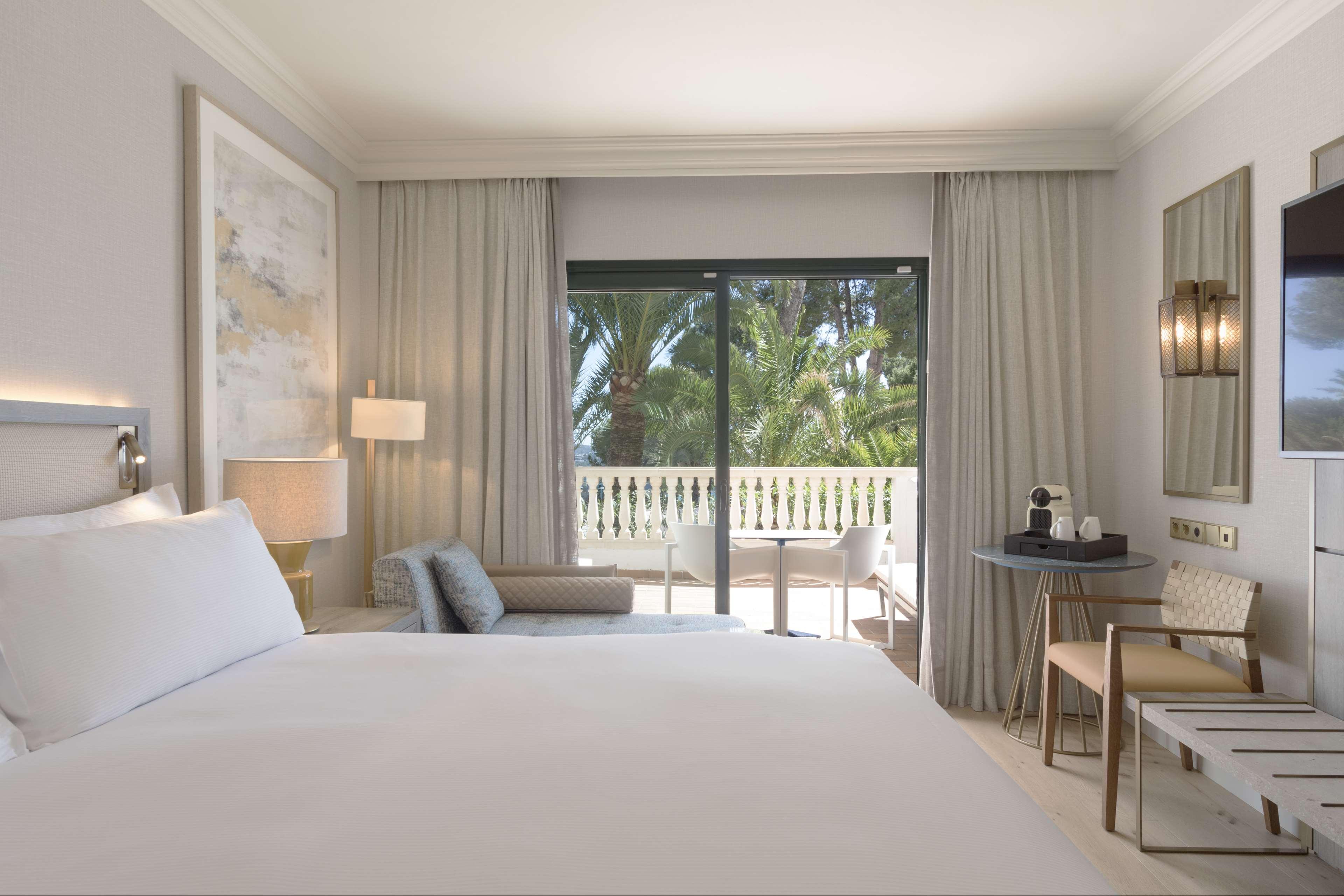 GUEST ROOM, KING BED