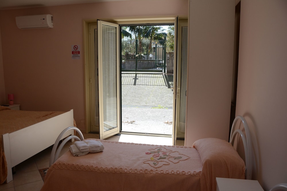 ROOM, QUADRUPLE, ACCESSIBLE