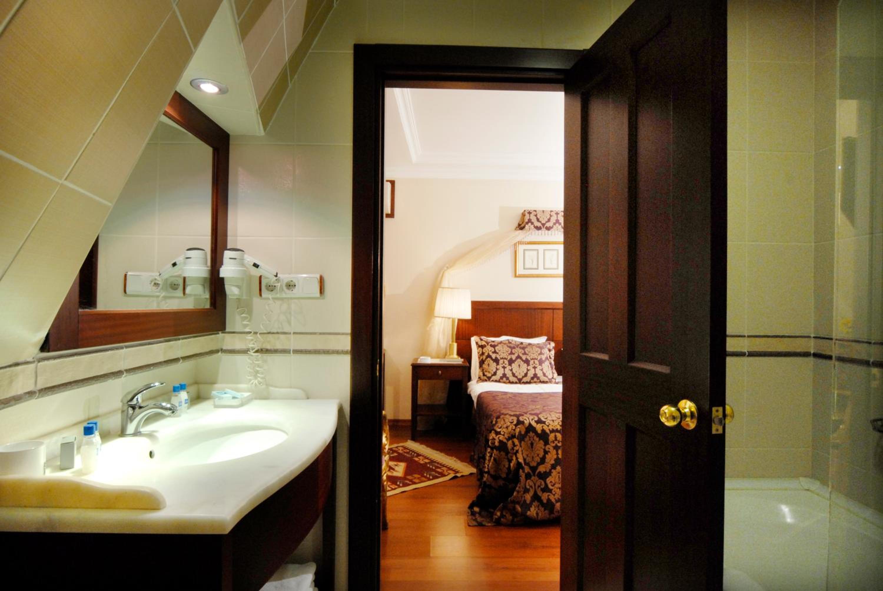 غرفة بسرير مزدوج أو سريرين منفصلين، Ramada Encore By Wyndham Kuwait Downtown 10/10