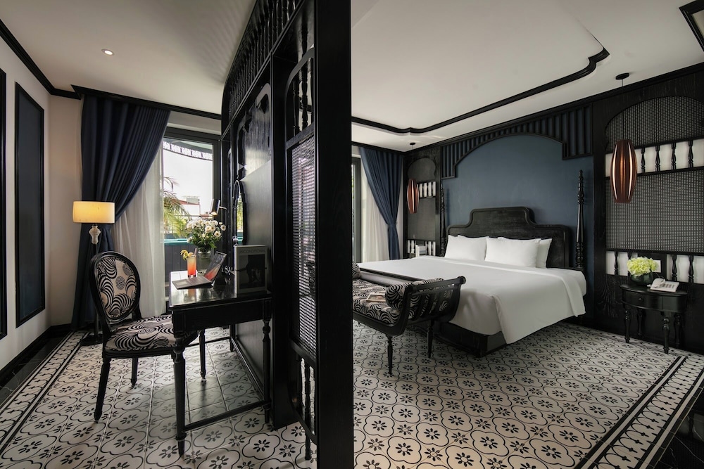 PREMIER, QUEEN BED, CITY VIEW