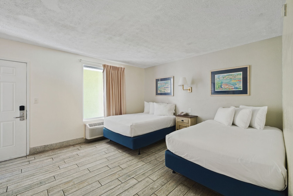 Holiday Terrace Beachfront Hotel, a By The Sea Resort 13/50