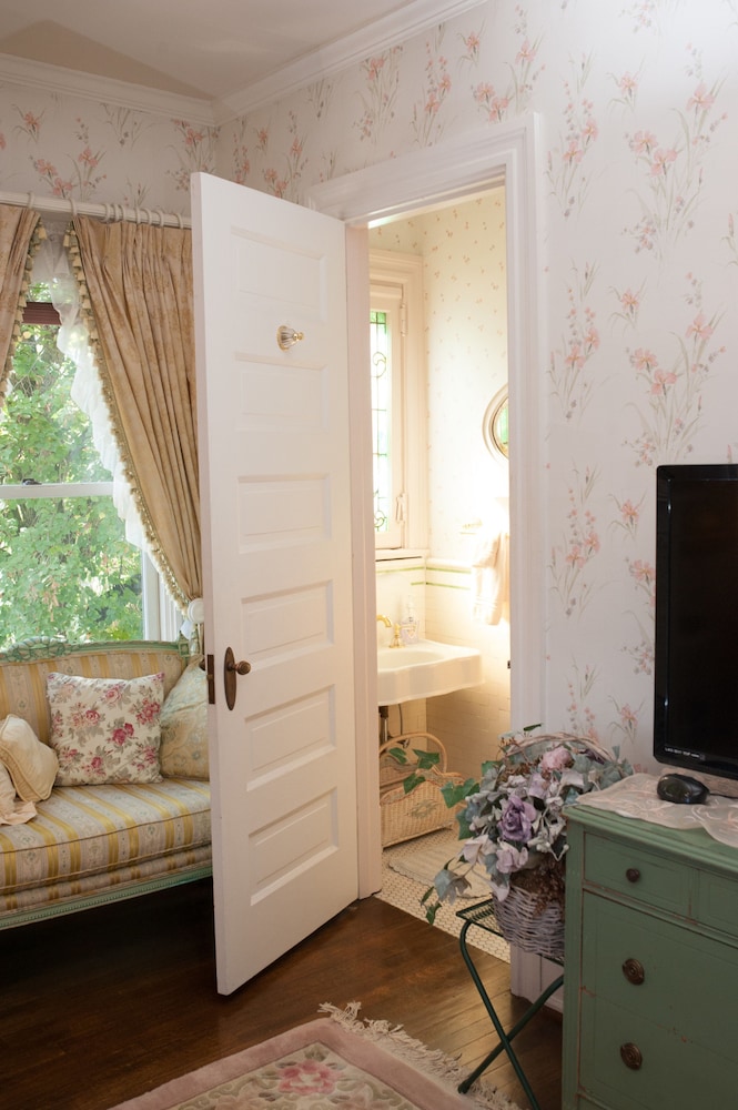 South Broadway Manor Bed and Breakfast 48/72