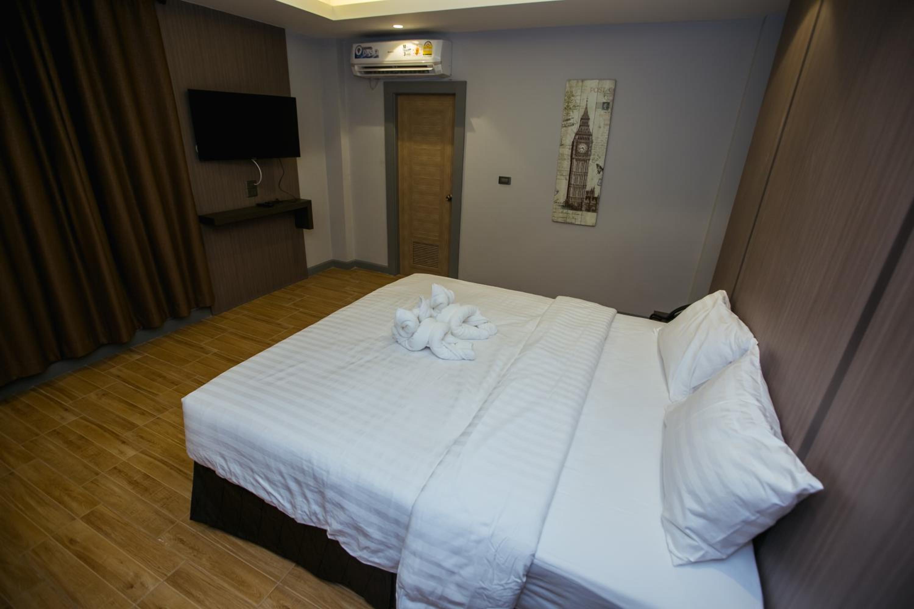The Bed Hotel 8/50