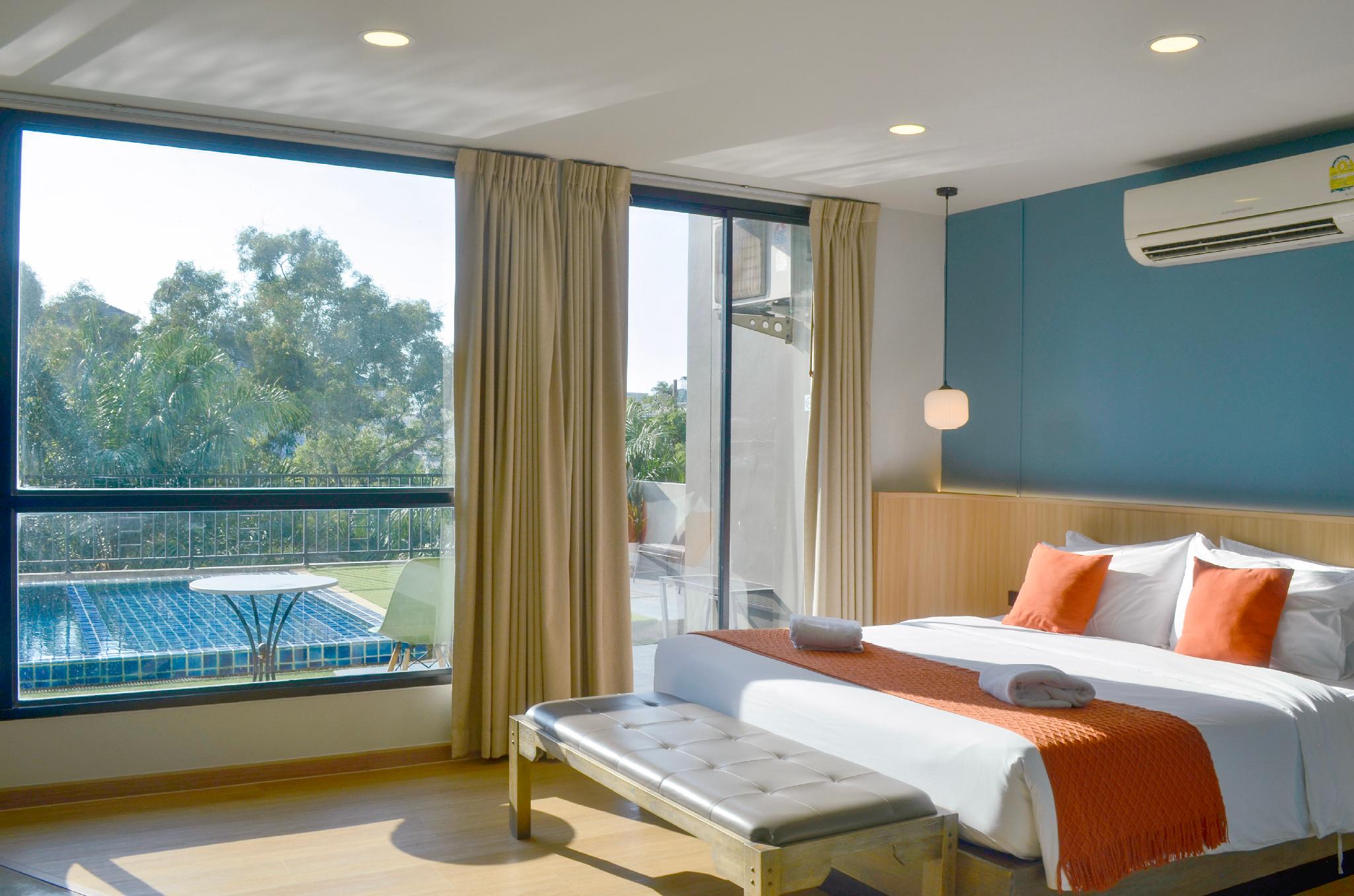 Deluxe, King Bed, Pool Access
